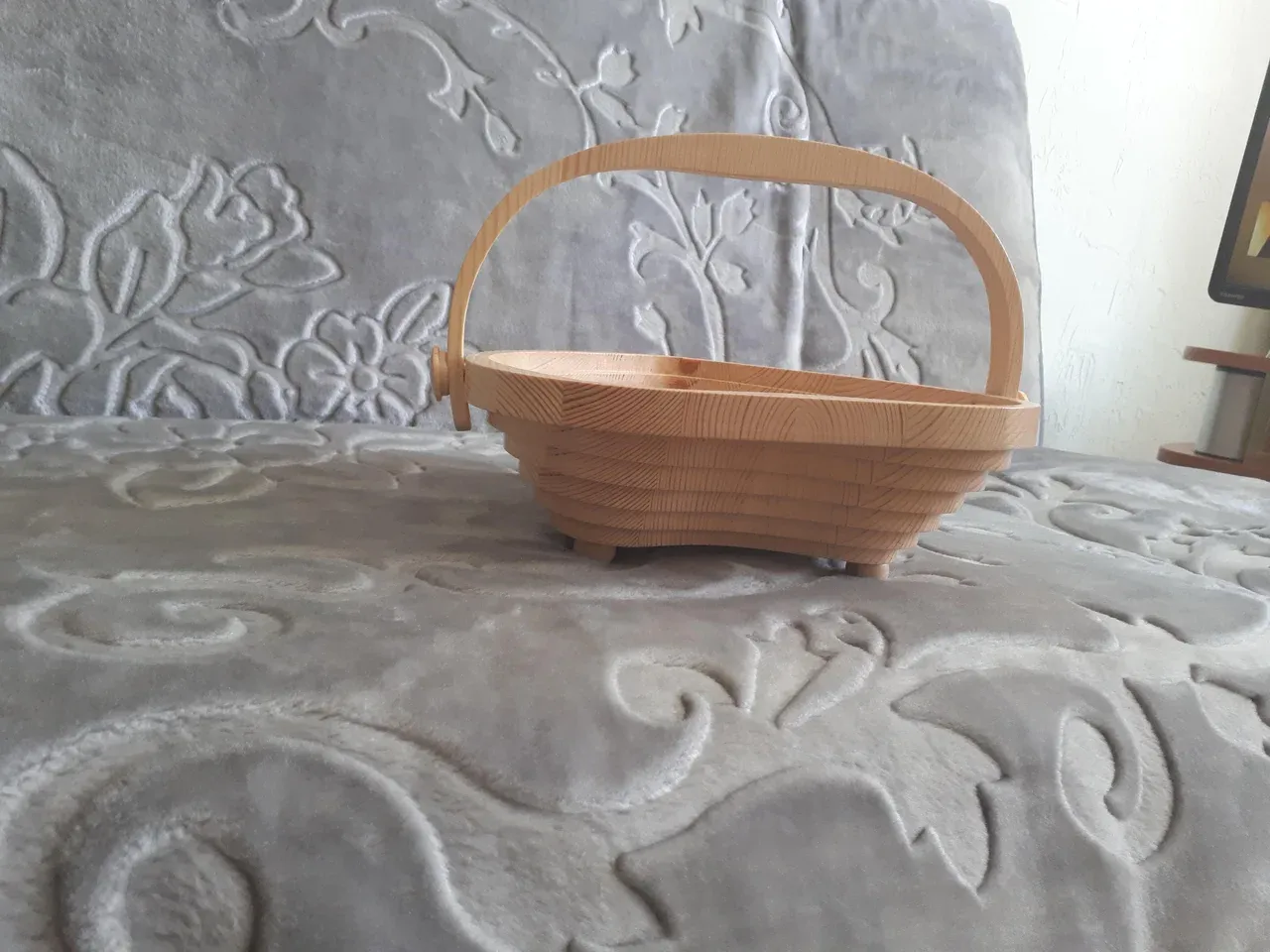 Wyrzynane ręcznie koszyki z drewna - zdjęcie