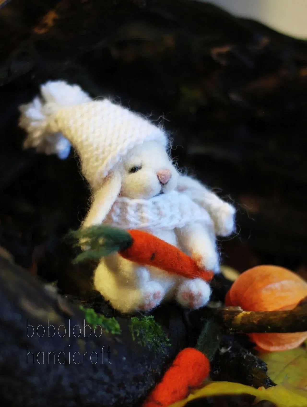 Filcowy biały królik z marchewką