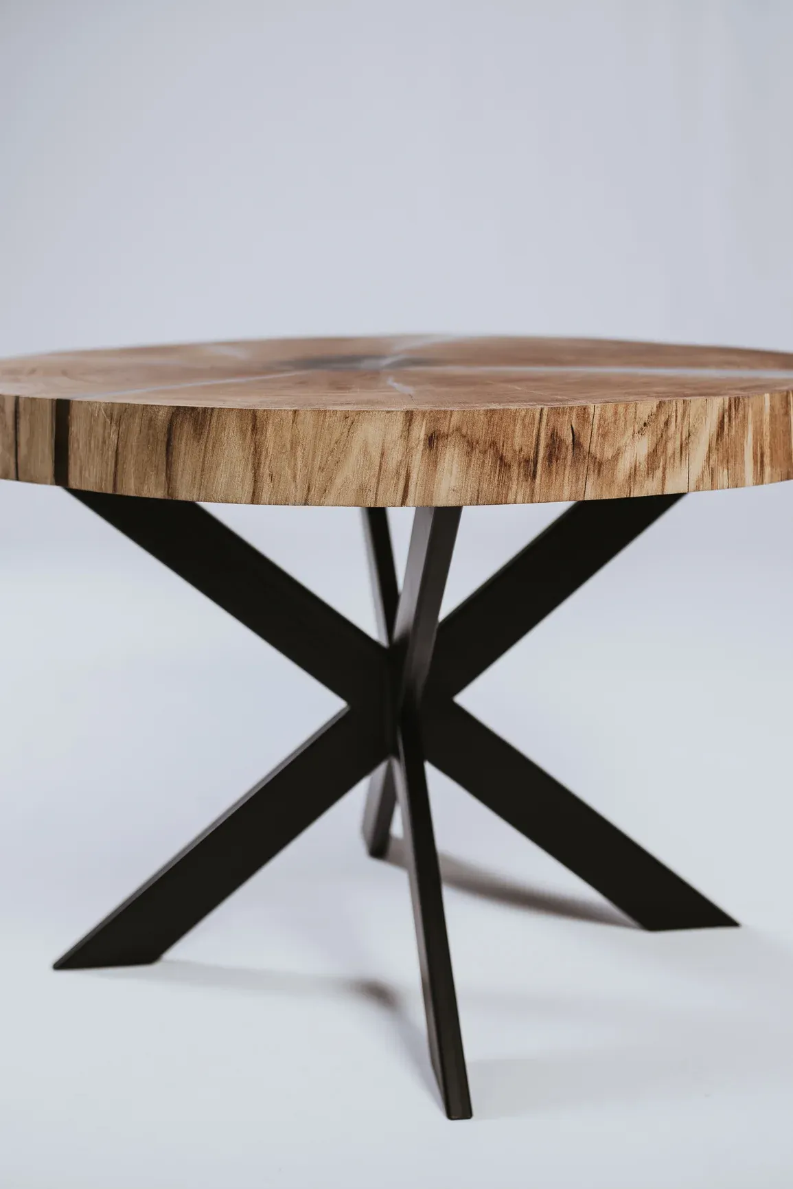 Stolik kawowy dębowy z plastra drewna z żywicą - zdjęcie