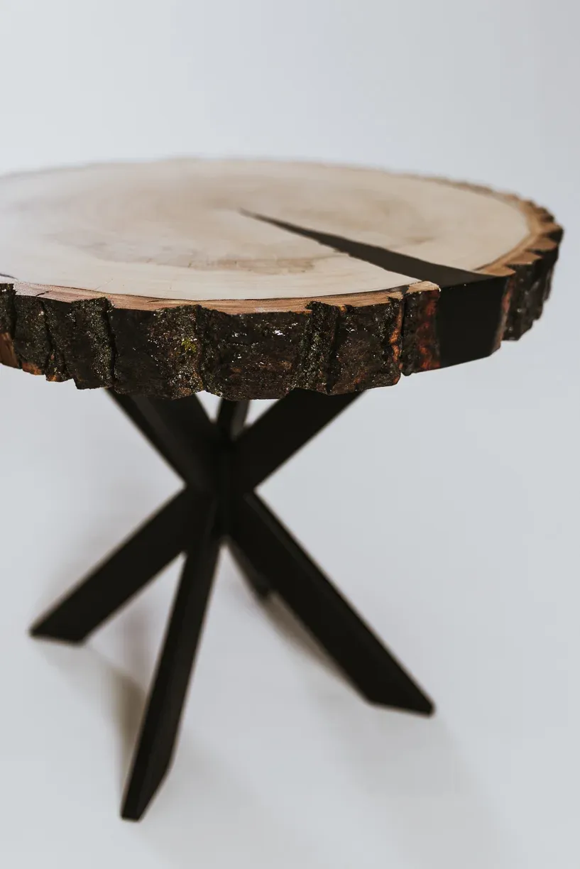 Stolik okrągły topolowy z plastra drewna z korą - zdjęcie