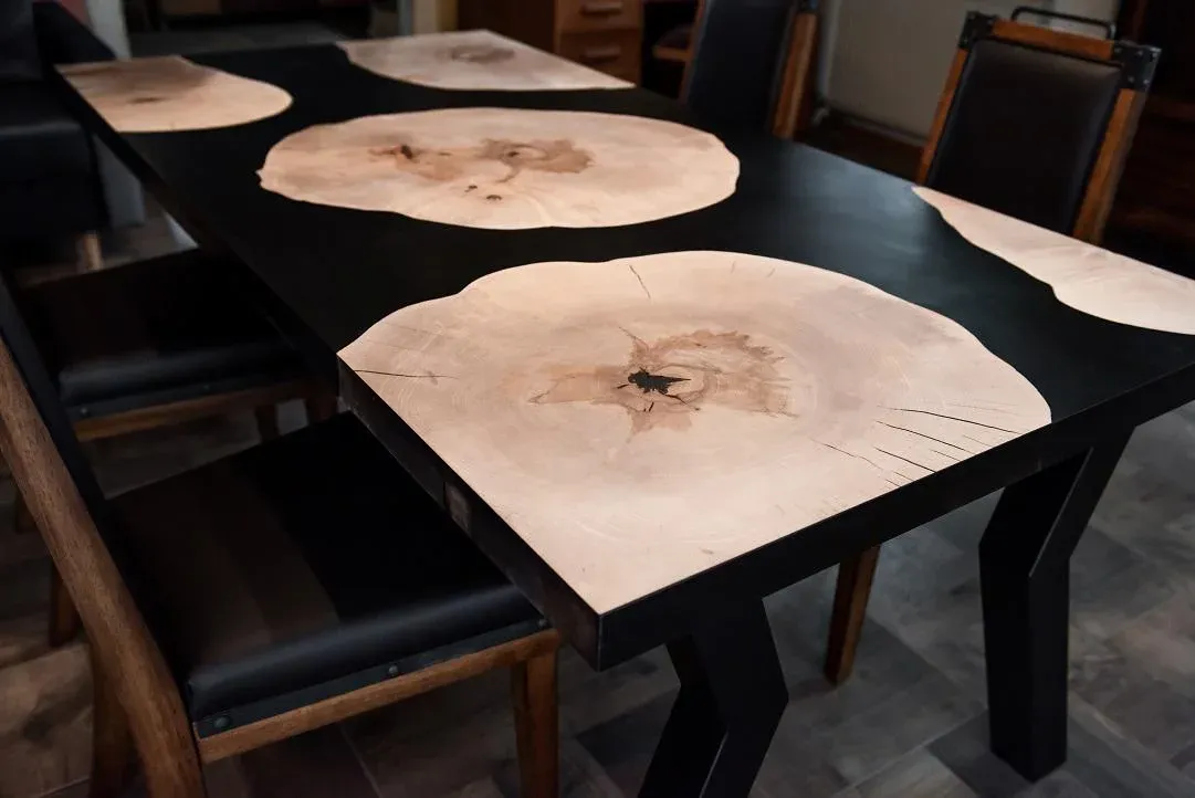 Stół jadalniany z plastrów jawora i czarnej żywicy - zdjęcie